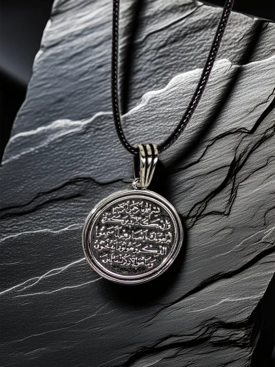 Erkek Gümüş Kolye Ucu - Nazar Duası Yazılı Oksitli Yuvarlak Model Deri Kolyeli 925 Ayar Gümüş