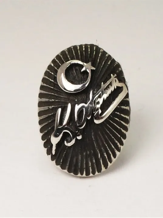 Atatürk İmzalı Ve Ayyıldız’lı Gümüş Rozet Yaka İğnesi Atatürk İmzalı Ve Ayyıldız’lı Gümüş Rozet Yaka İğnesi