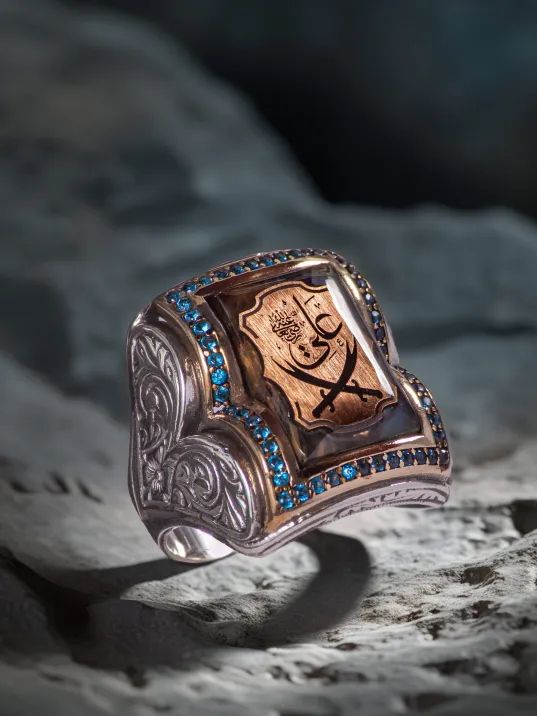 Erkek Zultanit Taşlı Zülfikar Kılıcı İşlemeli Mavi Zirkon Taş Detaylı Yanı Kitap Motifli Gümüş Yüzük