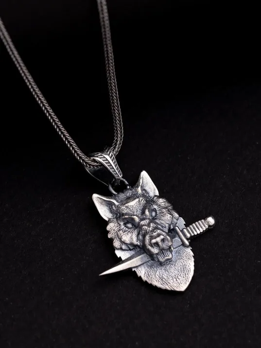 Erkek Gümüş Kolye - Bozkurt Figürlü Kılıç Detaylı Erkek Kolye