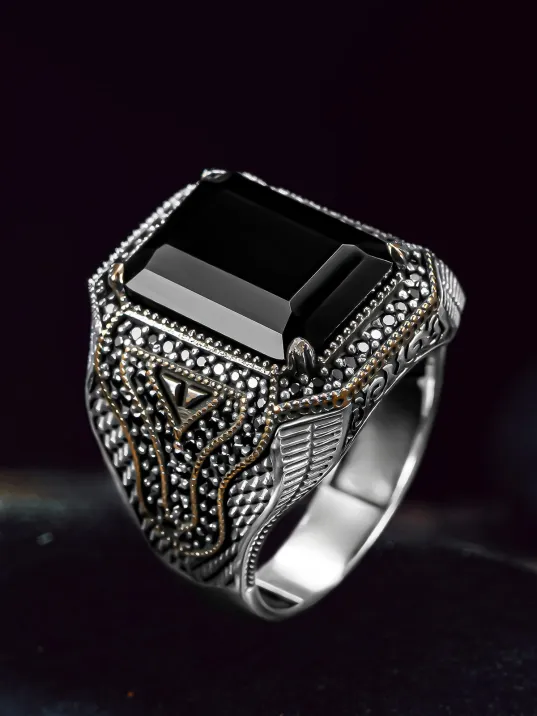 Erkek Gümüş Yüzük - Siyah Oniks Taşı Yanı Zirkon İşlemeli Erkek Yüzük
