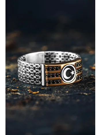 Erkek Gümüş Yüzük - Üç Sıra Zirkon Taşlı Kral Zincirli Ay Yıldız İşlemeli Erkek Yüzük Erkek Gümüş Yüzük - Üç Sıra Zirkon Taşlı Kral Zincirli Ay Yıldız İşlemeli Erkek Yüzük