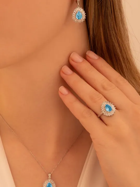 Kadın Gümüş Set - Damla Model Mavi Topaz Taşlı Baget Süslemeli Rodyumlu Kadın Set Kadın Gümüş Set - Damla Model Mavi Topaz Taşlı Baget Süslemeli Rodyumlu Kadın Set