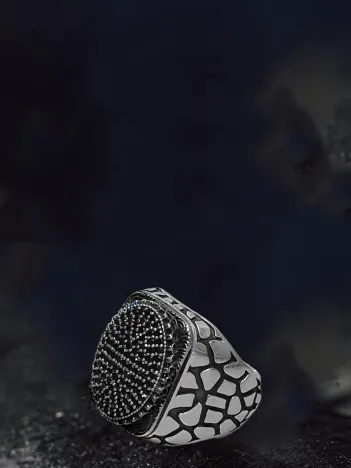 Erkek Gümüş Yüzük - Siyah Zirkon Taşlı Elips Model Yanı İşlemeli Erkek Yüzük Erkek Gümüş Yüzük - Siyah Zirkon Taşlı Elips Model Yanı İşlemeli Erkek Yüzük