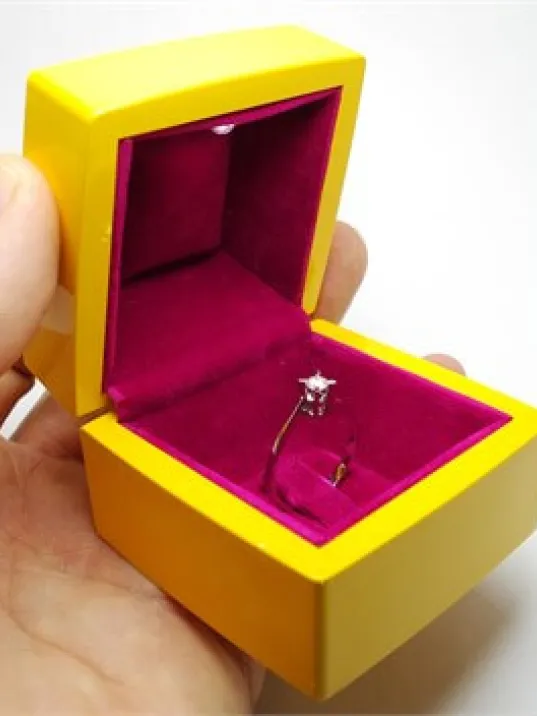 IŞIKLI PIRLANTA ALTIN TEKTAŞ YÜZÜK KUTUSU SARI KIRMIZI IŞIKLI PIRLANTA ALTIN TEKTAŞ YÜZÜK KUTUSU SARI KIRMIZI