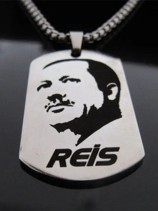 Recep Tayyip Erdoğan Figürlü Reis Yazılı Çelik Künye Kolye Recep Tayyip Erdoğan Figürlü Reis Yazılı Çelik Künye Kolye