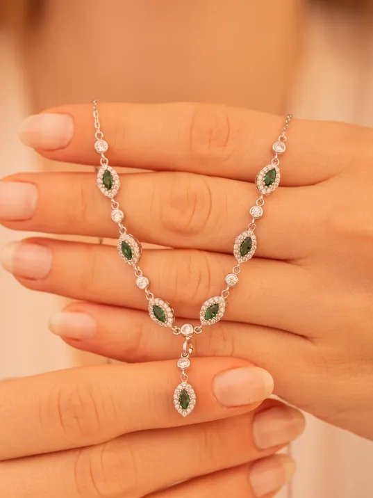 Kadın Gümüş Kolye - Pera Zümrüt Mekik Taşlı 925 Ayar Gümüş Kolye Kadın Gümüş Kolye - Pera Zümrüt Mekik Taşlı 925 Ayar Gümüş Kolye