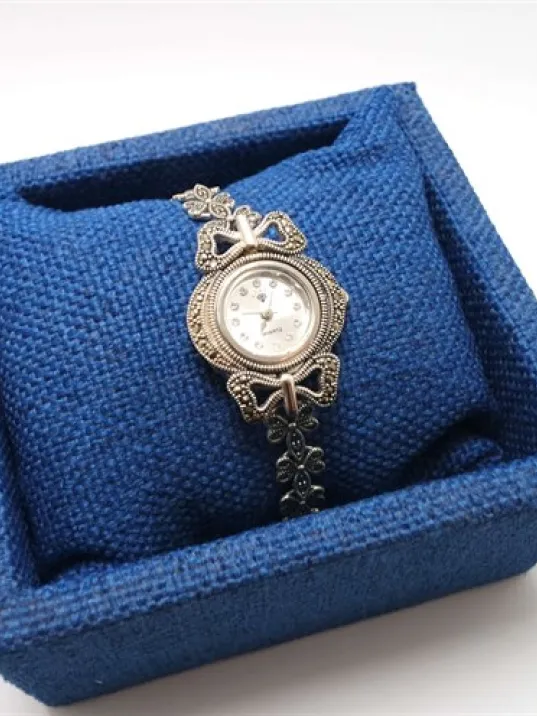 Helen Markazit Taş Detaylı Bayan Gümüş Saat