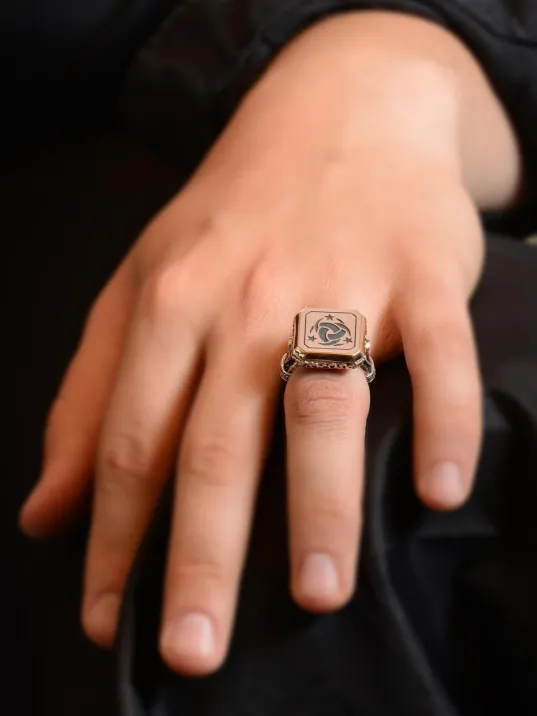 Kare Model Teşkilat-ı Mahsusa Yanı Kalkan Işlemeli Erkek Gümüş Yüzük