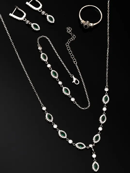 Kadın Gümüş Takı Seti - Pera Zümrüt Mekik Taşlı 925 Ayar Kolye, Bileklik, Yüzük, Küpe Tam Set Kadın Gümüş Takı Seti - Pera Zümrüt Mekik Taşlı 925 Ayar Kolye, Bileklik, Yüzük, Küpe Tam Set