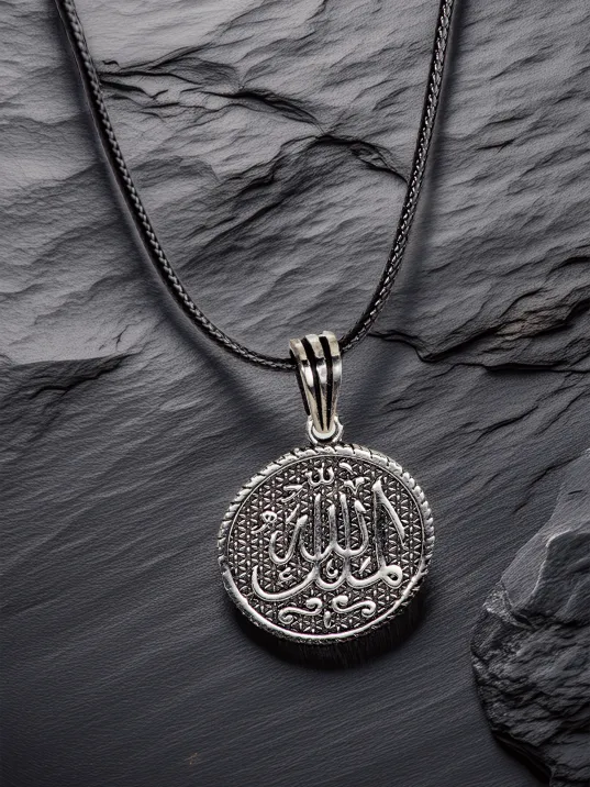 Erkek Gümüş Kolye Ucu - Mülki Allah Yazılı Oksitli Model Deri Kolyeli 925 Ayar Gümüş Erkek Gümüş Kolye Ucu - Mülki Allah Yazılı Oksitli Model Deri Kolyeli 925 Ayar Gümüş