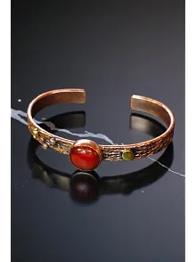 Kadın Bakır Bileklik - Kırmızı Akik Taşlı Yuvarlak Model Nokta Motif Bilezik Metal Kutu ve Doğal Taş Kadın Bakır Bileklik - Kırmızı Akik Taşlı Yuvarlak Model Nokta Motif Bilezik Metal Kutu ve Doğal Taş