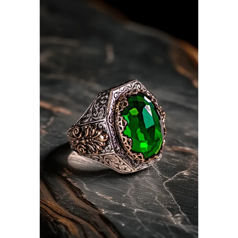 Erkek Kristal Kesim Zümrüt Taşlı Yanı Desenli 925 Ayar Gümüş Yüzük Erkek Kristal Kesim Zümrüt Taşlı Yanı Desenli 925 Ayar Gümüş Yüzük