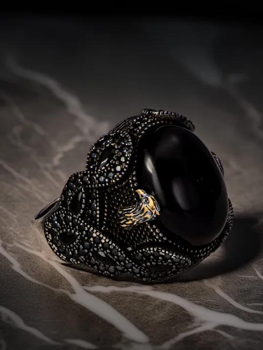 Erkek Siyah Oniks Taşlı Yanı Kartal Kafası Zirkon Süslemeli 925 Ayar Gümüş Yüzük