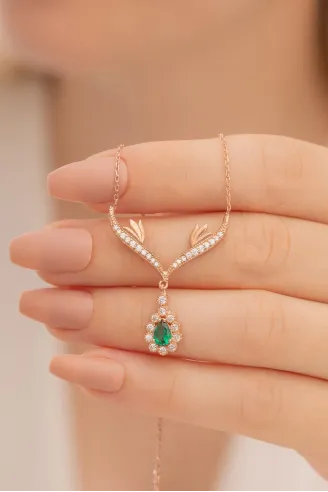 Kadın Gümüş Kolye - 925 Ayar Rose Kaplama Kanatlı Zümrüt Taşlı Damla Model Kadın Kolye