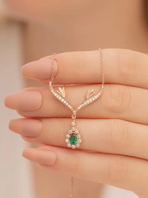 Kadın Gümüş Kolye - 925 Ayar Rose Kaplama Kanatlı Zümrüt Taşlı Damla Model Kadın Kolye