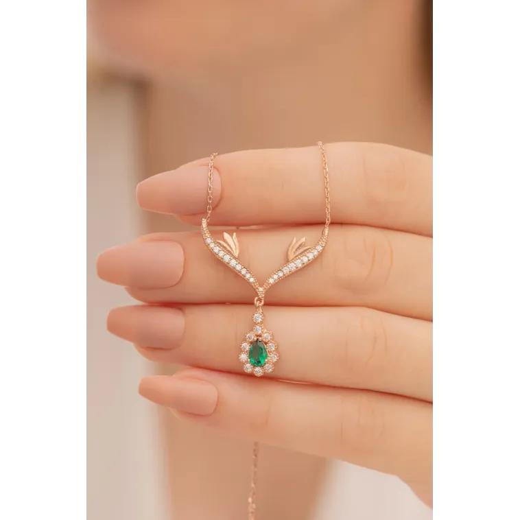 Kadın Gümüş Kolye - 925 Ayar Rose Kaplama Kanatlı Zümrüt Taşlı Damla Model Kadın Kolye Kadın Gümüş Kolye - 925 Ayar Rose Kaplama Kanatlı Zümrüt Taşlı Damla Model Kadın Kolye