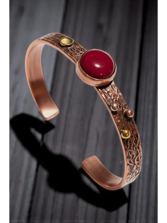 Kadın Bakır Bileklik - Kırmızı Akik Taşlı Yuvarlak Model Nokta Motif Bilezik Metal Kutu ve Doğal Taş