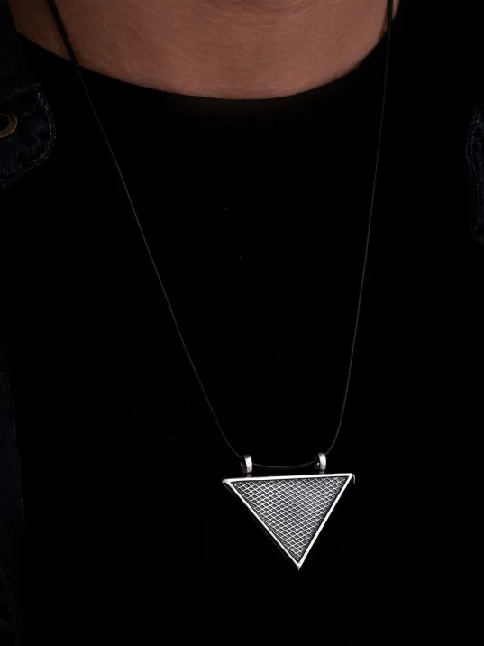 Orta Boy Baklava Desenli Gümüş Muska Haznesi Deri Kolye Hediyeli Orta Boy Baklava Desenli Gümüş Muska Haznesi Deri Kolye Hediyeli