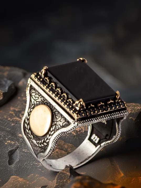 Erkek Siyah Oniks Taşlı Yanı Harf Yazılabilir 925 Ayar Gümüş Yüzük Erkek Siyah Oniks Taşlı Yanı Harf Yazılabilir 925 Ayar Gümüş Yüzük