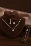 Kadın Gümüş Takı Seti - Ferahnaz Baget Taşlı Zirkon Süslemeli 925 Ayar Kolye, Bileklik, Yüzük, Küpe Tam Set Kadın Gümüş Takı Seti - Ferahnaz Baget Taşlı Zirkon Süslemeli 925 Ayar Kolye, Bileklik, Yüzük, Küpe Tam Set