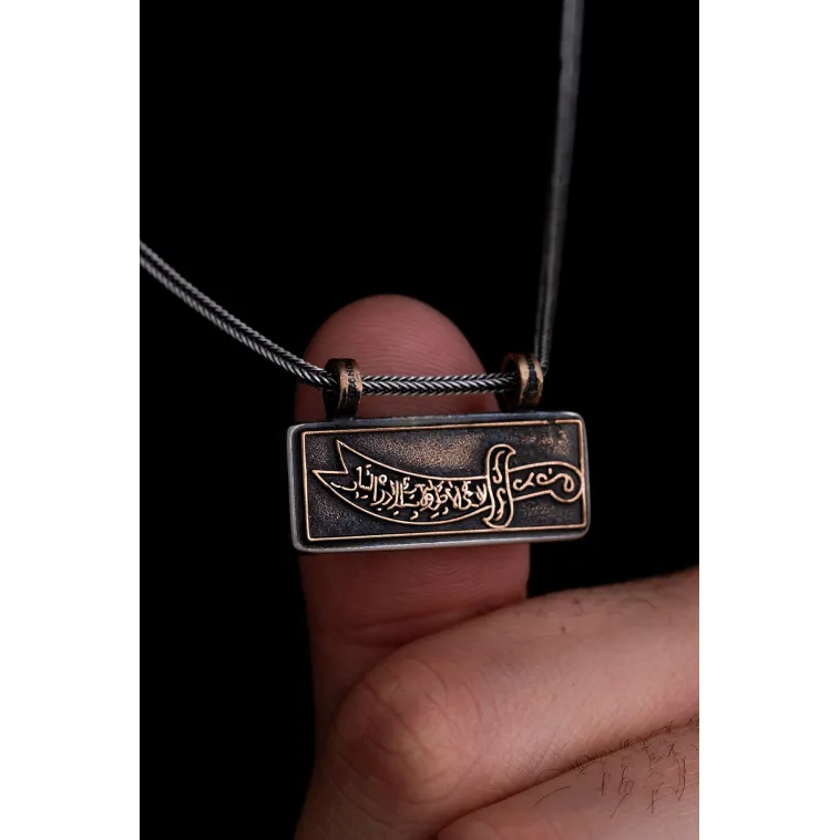 Bronz Zülfikar İşlemeli İçerisinde Cevşen Bulunan Gümüş Muska Erkek Kolye Zincir Bronz Zülfikar İşlemeli İçerisinde Cevşen Bulunan Gümüş Muska Erkek Kolye Zincir