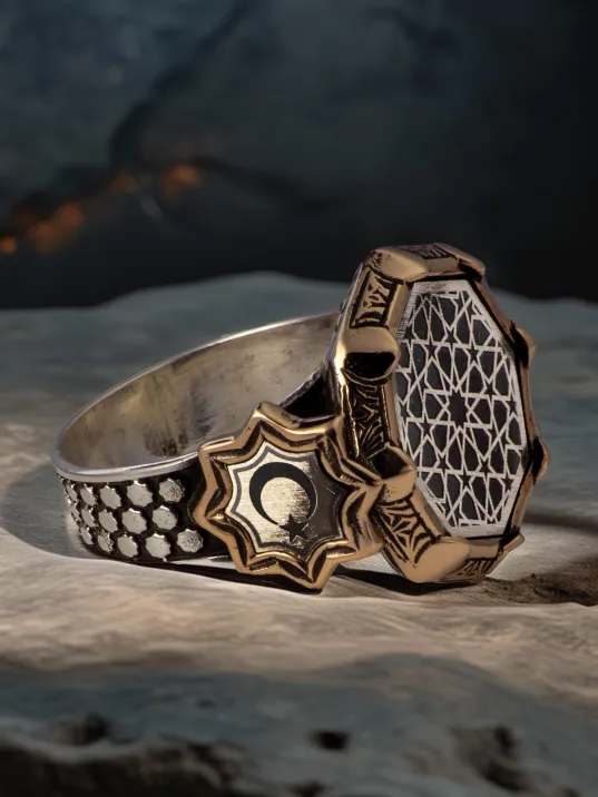 Erkek Siyah Mineli Kalkan Motifli Yanı Ay Yıldız Türk Bayrağı İşlemeli 925 Ayar Gümüş Yüzük Erkek Siyah Mineli Kalkan Motifli Yanı Ay Yıldız Türk Bayrağı İşlemeli 925 Ayar Gümüş Yüzük