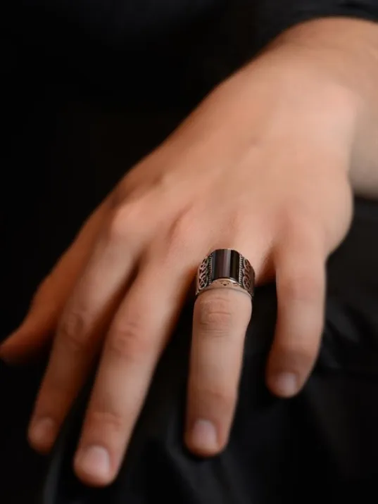 Siyah Oniks Taşlı Yanı İşlemeli Erkek Gümüş Yüzük