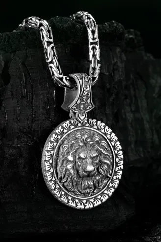 Erkek Gümüş Kolye - Kabartma Aslan Motifli Kalem İşlemeli Kral Zincirli Erkek Kolye