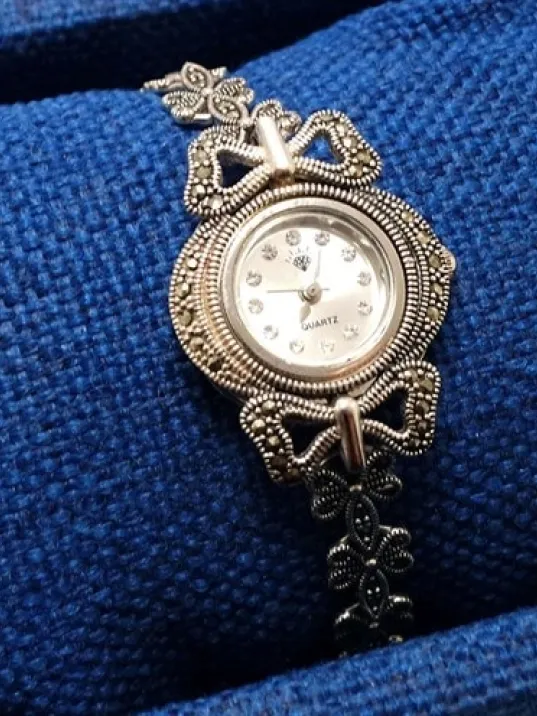 Helen Markazit Taş Detaylı Bayan Gümüş Saat