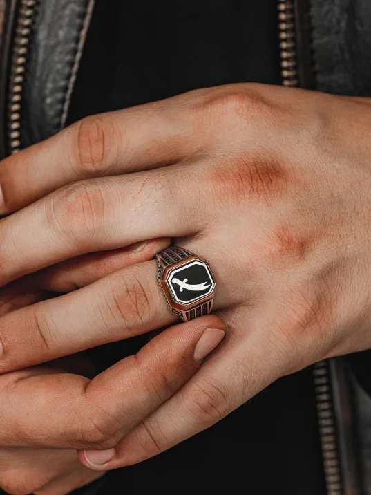 Erkek Gümüş Yüzük - Üç Sıra Zirkon Taşlı Zülfikar Kılıcı İşlemeli Erkek Yüzük