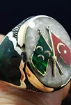 Gümüş Erkek Yüzük Bayrak Ve Üç Hilal Motifli Mineli Lüks Model Gümüş Erkek Yüzük Bayrak Ve Üç Hilal Motifli Mineli Lüks Model
