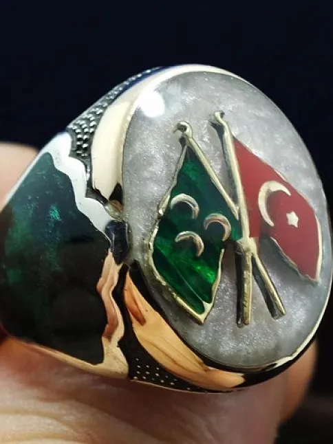 Gümüş Erkek Yüzük Bayrak Ve Üç Hilal Motifli Mineli Lüks Model Gümüş Erkek Yüzük Bayrak Ve Üç Hilal Motifli Mineli Lüks Model