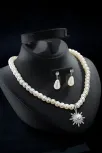 Kadın İnci Kolye Küpe Set - Solara Model Çiçek Motifli Kadın İnci Set Kadın İnci Kolye Küpe Set - Solara Model Çiçek Motifli Kadın İnci Set