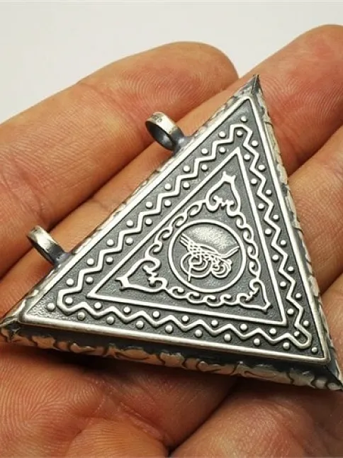 Tuğralı Otantik Figürlü Erkek Gümüş Cevşen Muska Kolye Haznesi Büyük Boy Tuğralı Otantik Figürlü Erkek Gümüş Cevşen Muska Kolye Haznesi Büyük Boy