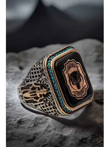 Erkek Kurt İşlemeli Yanı Hançer Turkuaz Zirkon Taşlı 925 Ayar Gümüş Yüzük Erkek Kurt İşlemeli Yanı Hançer Turkuaz Zirkon Taşlı 925 Ayar Gümüş Yüzük