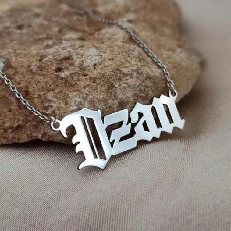Kişiye Özel Gotik İsim Yazılan Gümüş Renk Erkek Gümüş Kolye Zincir GKLGMSKISIM Kişiye Özel Gotik İsim Yazılan Gümüş Renk Erkek Gümüş Kolye Zincir GKLGMSKISIM