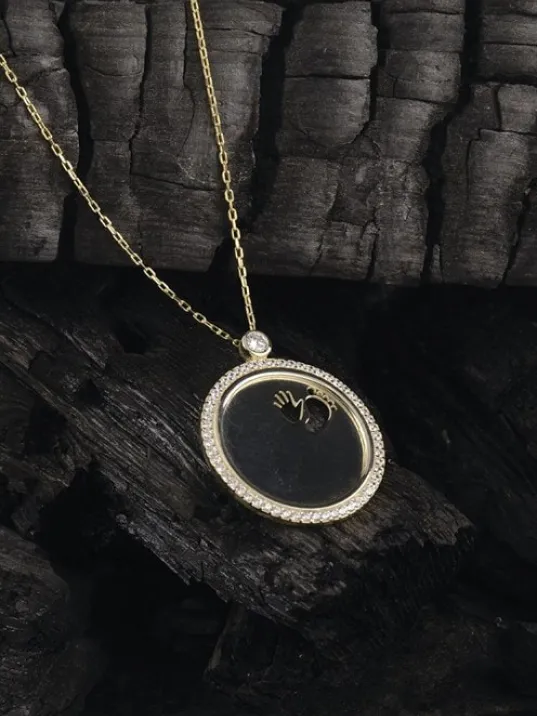 Çocuğunuzun İsmini Yazdırabileceğiniz El Ve Ayak Figürlü Bayan Gümüş Kolye