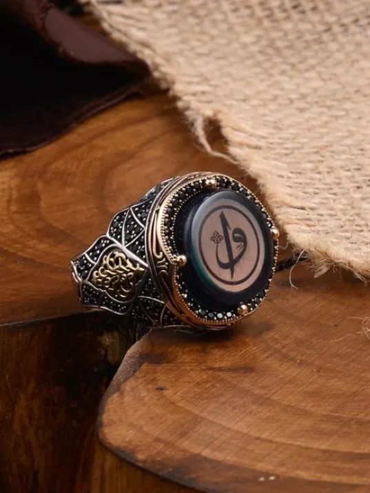 İslam Usta Elif Vav Yazılı Mavi Kehribar Taşlı Yanı İşlemeli Erkek Gümüş Yüzük İslam Usta Elif Vav Yazılı Mavi Kehribar Taşlı Yanı İşlemeli Erkek Gümüş Yüzük