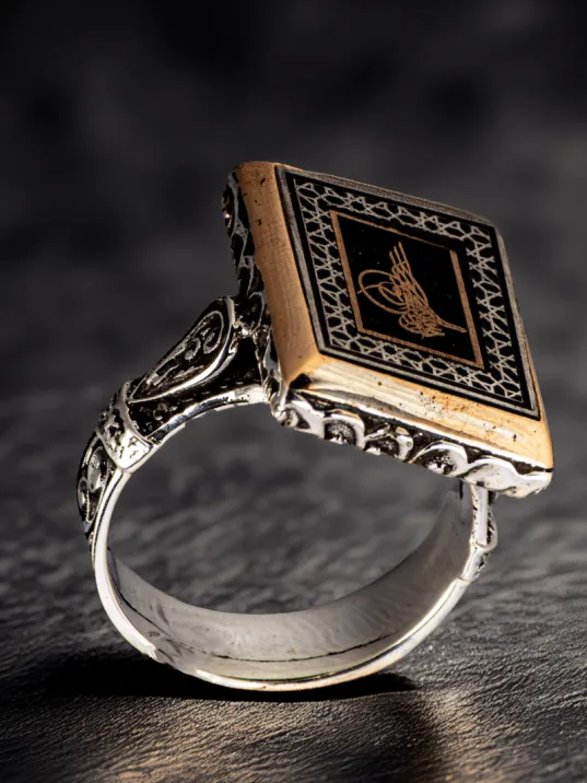 Erkek Osmanlı Tuğrası İşlemeli Dikdörtgen Model 925 Ayar Gümüş Yüzük Erkek Osmanlı Tuğrası İşlemeli Dikdörtgen Model 925 Ayar Gümüş Yüzük