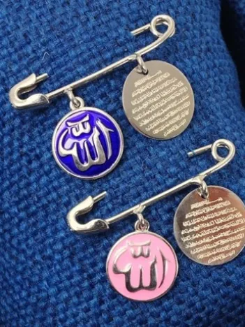 Gümüş Bebek Nazarlık İğne Allah Ve Ayetel Kürsi Yazılı Beyaz Model-Mavi