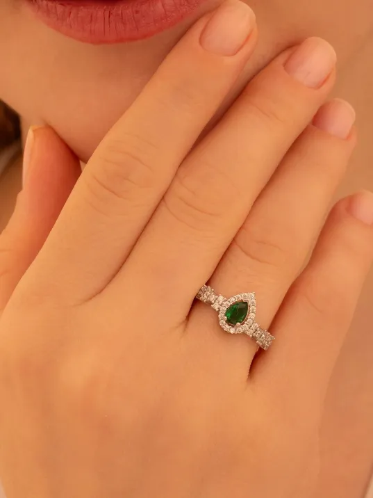 Kadın Gümüş Yüzük - Peri Zümrüt Taşlı Damla Model Kadın Yüzük Kadın Gümüş Yüzük - Peri Zümrüt Taşlı Damla Model Kadın Yüzük