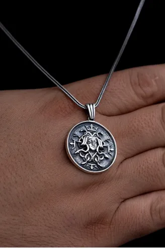 Erkek Gümüş Kolye - Yunan Tanrısı Medusa İşlemeli Gümüş Kolye