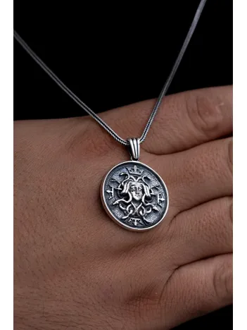 Erkek Gümüş Kolye - Yunan Tanrısı Medusa İşlemeli Gümüş Kolye