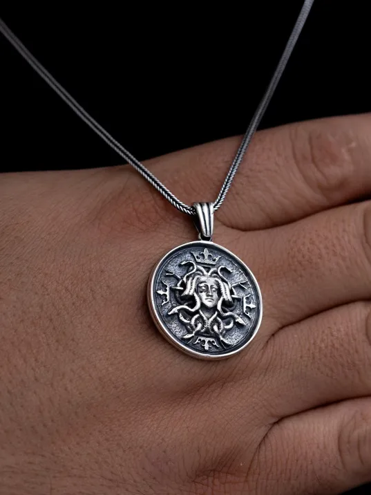 Erkek Gümüş Kolye - Yunan Tanrısı Medusa İşlemeli Gümüş Kolye