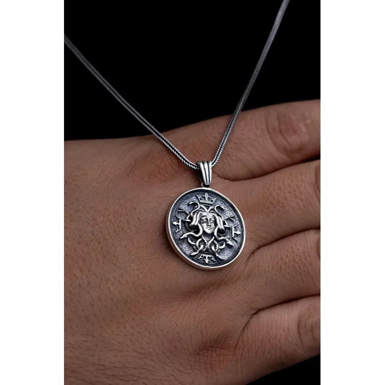 Erkek Gümüş Kolye - Yunan Tanrısı Medusa İşlemeli Gümüş Kolye Erkek Gümüş Kolye - Yunan Tanrısı Medusa İşlemeli Gümüş Kolye