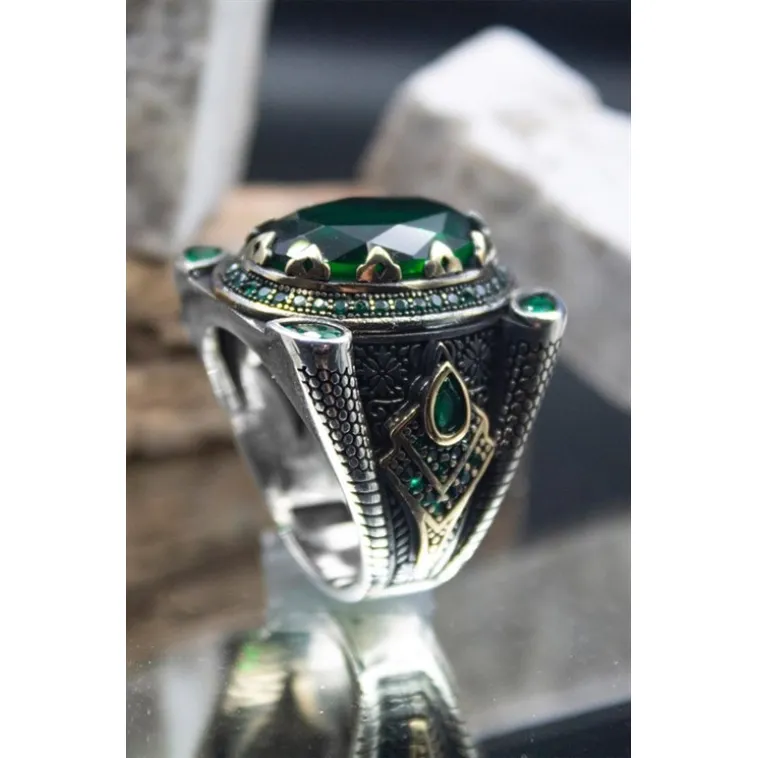Yeşil Zirkon Taşlı Yanı Zirkon Taşlı İşlemeli Erkek Gümüş Yüzük GYZYZKEND01-YSL Yeşil Zirkon Taşlı Yanı Zirkon Taşlı İşlemeli Erkek Gümüş Yüzük GYZYZKEND01-YSL