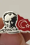 Atatürk İmzalı Siluetli Ve Bayraklı Gümüş Rozet Yaka İğnesi Mineli Model Atatürk İmzalı Siluetli Ve Bayraklı Gümüş Rozet Yaka İğnesi Mineli Model