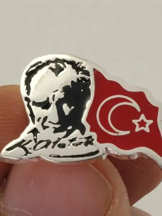 Atatürk İmzalı Siluetli Ve Bayraklı Gümüş Rozet Yaka İğnesi Mineli Model Atatürk İmzalı Siluetli Ve Bayraklı Gümüş Rozet Yaka İğnesi Mineli Model