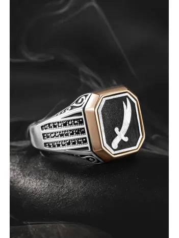 Erkek Gümüş Yüzük - Üç Sıra Zirkon Taşlı Zülfikar Kılıcı İşlemeli Erkek Yüzük Erkek Gümüş Yüzük - Üç Sıra Zirkon Taşlı Zülfikar Kılıcı İşlemeli Erkek Yüzük